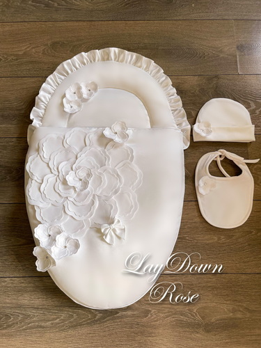 BaraSol - Rose Petal Sleeping Bag - Rose Petal Baby set consists of a baby sleeping bag + bib + hat .

You can add the baby's wrap, overalls, or diapers bag .
There is a side zipper for easy insertion and protection of the baby 
All roses are attached with brooches at the bottom for easy removal during washing 
In case of changing the color of the roses or add the child’s name/letter, please mention it in the box (Leave your message here) below

There is a gift packaging service.