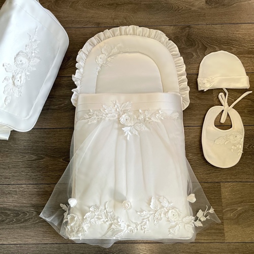 BaraSol - The White Garden Baby Set - The White Garden Baby Set consists of baby sleeping bag + baby hat + baby bib + diapers bag .  
 
 The set is without any writing. You can add personalization on the baby bag. Please add the desired writing in the (Leave Your Message) box below.