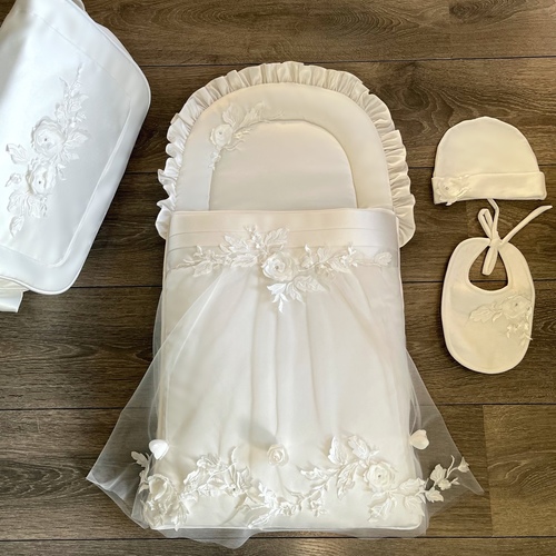 BaraSol - White Garden Set - The White Garden Baby Set consists of baby sleeping bag + baby hat + baby bib + diapers bag .  

The set is without any writing. You can add personalization on the baby bag. Please add the desired writing in the (Leave Your Message) box below.