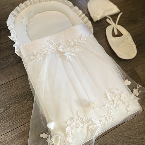 BaraSol - White Garden Baby Carrier - The White Garden Baby Carrier set includes the baby carrier + baby hat + bib  The set is without any writing.  You can add personalization on the baby bag. Please add the desired writing in the (Leave Your Message) box below.