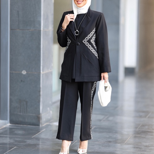 BaraSol - Boho Black Suit - Boho Black Suit consists of 2

pieces (blazer + trouser) 

Fabric suitable for summer + winter 

Delivery in 7 days after confirming your order 

Please choose your size below