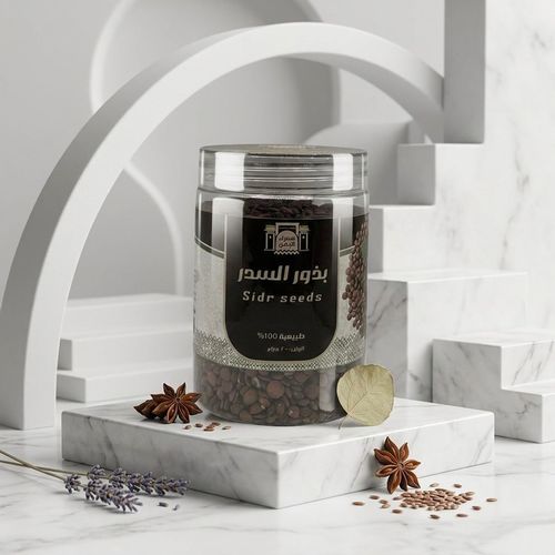 علبه بذور السدر 200 جرام - فوائد يعزز من نمو الشعر بشكل طبيعي تساعد بذور السدر في تقوية الشعر وجعل جذوره أكثر قوة تساعد في تقليل جفاف الشعر وتحسين ملمسه. تساعد في التخفيف من الحكة والقشرة، تغذي بذور السدر الشعر وتمنحه لمعانًا طبيعيًطريقة الاستخدام&nbsp;قومي بطحن بذور السدر للحصول على مسحوق ناعم. امزجي المسحوق مع الماء أو زيت الزيتون حتى يصبح الخليط معجونًا. ضعي الخليط على فروة رأسك والشعر، واتركيه لمدة 30-60 دقيقة. اشطفيه جيدًا بالماء الفاتر. يمكنك تكرار هذه الوصفة مرتين إلى ثلاث مرات في الأسبوع للحصول على أفضل النتائج