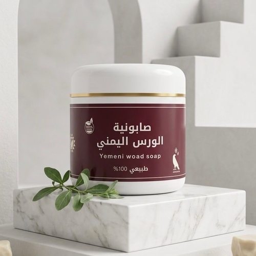 صابونية الورس اليمني - فوائد صابونية الورس اليمني:


🌿 تفتيح البشرة: تساعد على توحيد لون البشرة وتقليل التصبغات والبقع الداكنة.


🧼 تنظيف عميق: تزيل الأوساخ والدهون المتراكمة داخل المسام.


🌸 تقليل حب الشباب: لها خصائص مضادة للبكتيريا تساعد في تقليل الحبوب.


💧 ترطيب البشرة: تحافظ على نعومة البشرة وتمنع الجفاف (خصوصاً لو كانت ممزوجة بزيوت طبيعية).


🧽 تقشير خفيف: تساعد على إزالة الجلد الميت وتجديد خلايا البشرة.


🌞 تقليل آثار الشمس: تخفف من آثار الاسمرار الناتج عن التعرض للشمس.