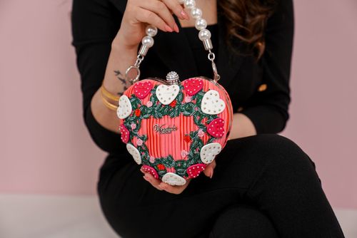 The Flower Shop Pink Edition Heart Evening - Printed & embossed Vegan leather Dimensions 15CM (H) *
  16CM (W) * 8CM (D)