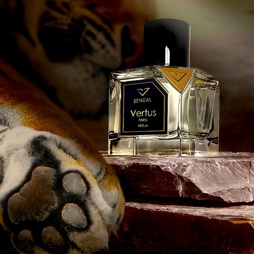 BENGAL 100ML - Top Notes      : Bergamot , Davana , Ginger
Middle Notes : Leather, Patchouli , Rose      Base Notes    : Vanilla , Suede , Sandalwood , Amber