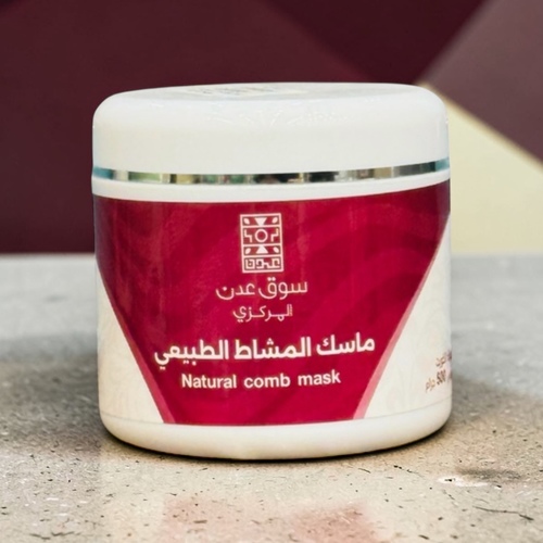 ماسك المشاط الاحمر٥٠٠ جرام - الفوائد يعمل على تقوية بصيلات الشعر من الجذور و يقلل تساقطة يعزز نموة بشكل صحى يعمل على ترطيب الشعر بعمق , و يخفف من جفافة و تلفه و يجعلة ناعما و سهل التصفيف يساعد على تنضيف فروة الرأس من الميكروبات و الشوائب و يقلل من مشاكل الحكة و القشرة الاستخدام   يؤخذ من 2-3 ملعقة كبية يضاف الماء الدافىء يخلط المزيج جيدا للحصول على عجينة ناعمة يوضع الشعر و فروة الرأس يترك ساعة الى ساعتين ثم يغسل بشامبو تستخدم مرة كل اسبوع