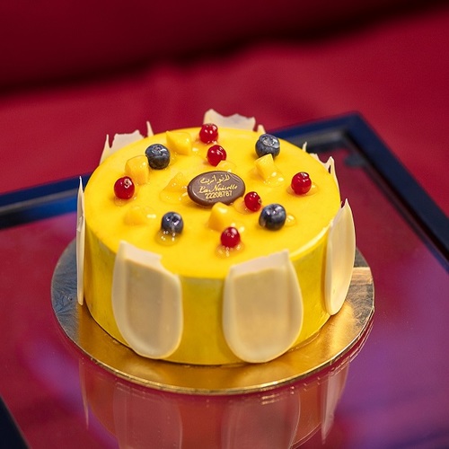 Mango cake - Vanilla sponge cake with mango cream and fresh fruits