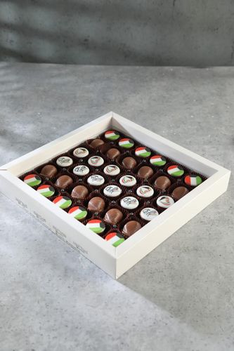 Lanoisette - National Day Chocolate Belgium 36 Pice - Belgian National Day Chocolate Box contains 36 pieces of luxury Belgian chocolate decorated with the Kuwaiti national flag. بوكس شوكولاتة اليوم الوطني البلجيكية يحتوي علي 36 قطعة من الشوكولاته البلجيكية الفاخرة مزينة بعلم وطني الكويت