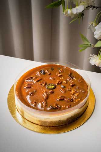 تشيز كيك البيكان - تشيز كيك الكريمية المميزة مع طبقة من البيكان المحمص اللذيذ تقدم باردة لتستمتع بها في جلسات الجمعات العائلية