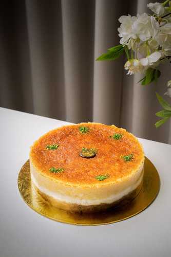 تشيز كيك البسبوسه - طبقات من البسبوسة الطرية مع كريمة الجبن الناعمة حلاوة مميزة تجمع بين نكهات شرقية وغربية لتقدم تجربة فريدة من المذاق الرائع