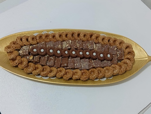Tree Leaf Chocolate - Luxurious chocolate with an elegant design resembling natural tree leaves, made with the finest cocoa, sesame sweets, and chocolate covered biscuits, offering a rich and smooth taste