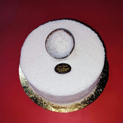 Mini Coconut Cake - Luxurious 15 cm coconut cake made with soft vanilla sponge and delicious creamy coconut sauce. A wonderful taste and smooth texture make it the perfect choice for coffee.