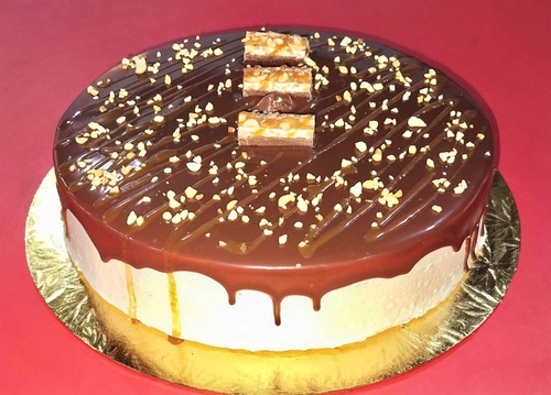 Snickers Cake - Delicious Snickers cake with layers of rich chocolate sponge cake and smooth caramel, combining classic chocolate flavor with balanced sweetness.