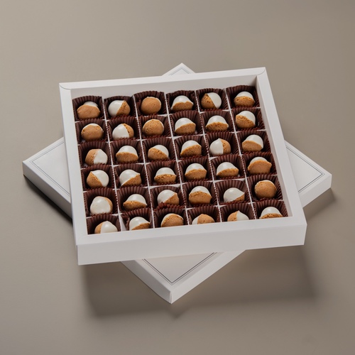 cheesecake - Luxury cheesecake balls, 36 pieces, prepared with the finest ingredients and a rich, smooth raspberry filling. Served chilled as a perfect, sophisticated dessert.