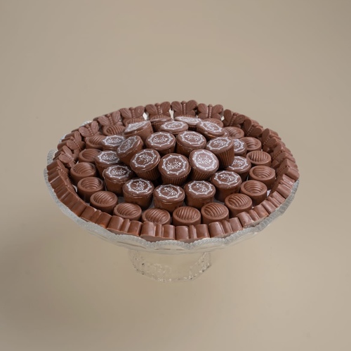 Happy Eid Vase - A luxurious glass set containing high-quality Belgian chocolates with various rich fillings, decorated with beautiful festive drawings bearing the phrase 'Eid Mubarak'. An ideal gift for celebrations and special occasions.