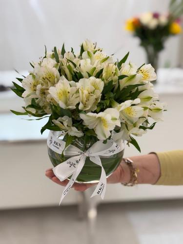 Rkn Flowers  - ALSTROMARIA white  Round Vase - 10stems tulip