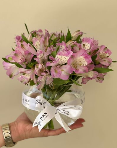 ALSTROMARIA SMALL ROUND VASE - 10stems tulip