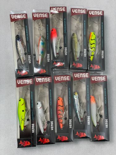 Percha Pro Diver 80 Lure - The Percha Pro Diver lure it´s a game changer, for numerous species in either fresh or saltwater fishing. Featuring a huge range of irresistible and unique bright colors, a chip resistant body coat, exclusive rattling system, mustad hooks and a final attractive feather for more action. It´s an ideal lure for any fishing enviroment. 
 Type: Suspending - Deep Diving Lip & Long-Casting Size: 100mm / 4