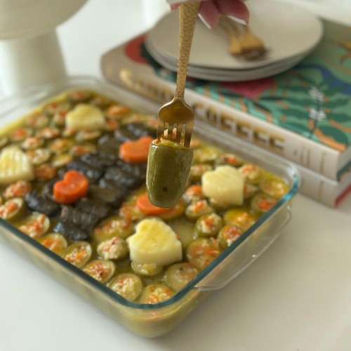 pyrex mini zucchini wiht grape leaves with lemon and oil