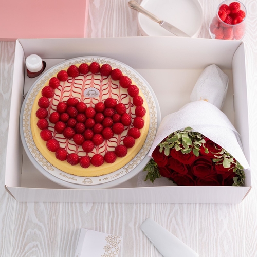 Villa Vanilla - Cheesecake With Raspberry Heart Shape With Flowers Bouquet