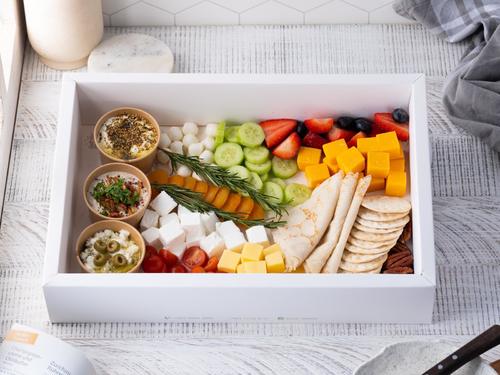 Cheese plater big box - Serves 6-7 people Contains:
3 dips (olive cheese - thyme labneh - eggplant mix)
4 types of cheese (cheddar cheese - yellow cheese - mozzarella - feta)
Strawberries, apricots, pecans, cucumbers, tomatoes, Quakers biscuits and slices of saj bread.