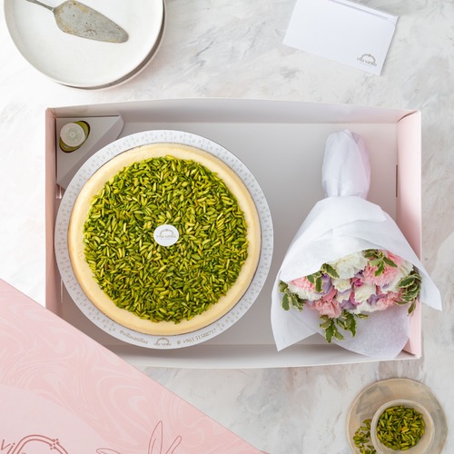 Villa Vanilla - cheesecake & pistachio with flowers