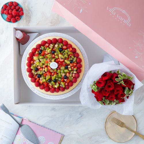 Cheesecake kiwi and raspberry strawberry  & Flowers