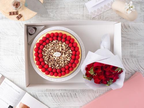 Kinder cheesecake with raspberry’s and flowers