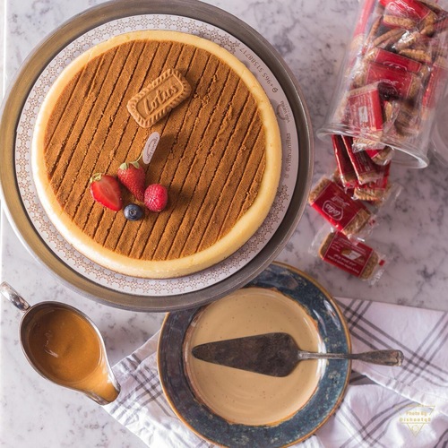 Lotus cheesecake with biscuit and flowers