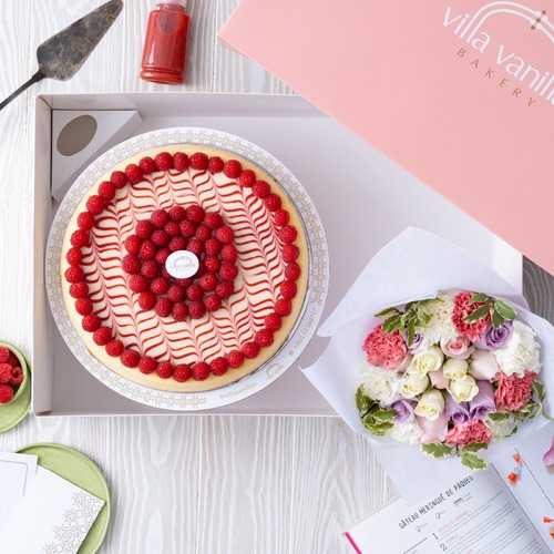 Villa Vanilla - Vanilla cheesecake With Red Berry In The Middle With Rose Bouquet