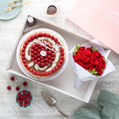 Cheese Cake  raspberry  and Flowers Bouquet.