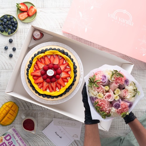 Cheesecake  Fruit And Bouquet