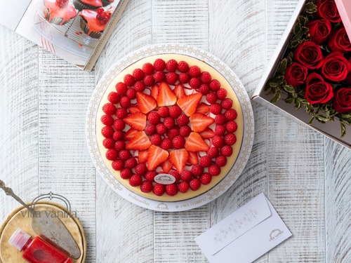 Cheesecake with raspberry and strawberry