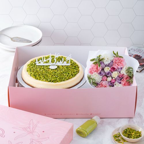 Cheesecake with pistachio  and flowers