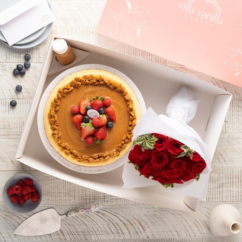 Royal lotus Cheesecake With Flowers Bouquet