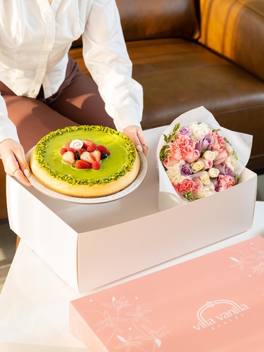 Royal pistachio cheesecake With flowers