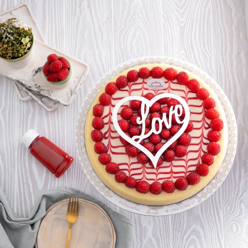 Love cheesecake with raspberry