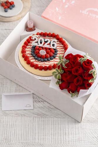 Cheese Cake with 2 Kinds of Berries and Flowers