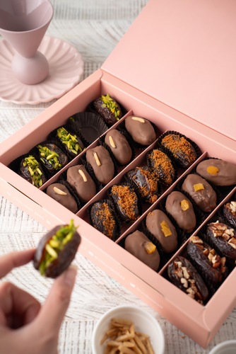 ‏box 25 Chocolate Stuffed Dates - Dates 5 flavors apricot pistachios lotus pecan’s and almonds