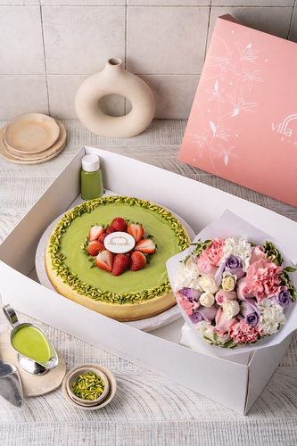 Royal pistachio cheesecake With flowers
