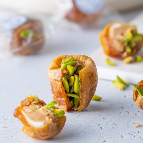60 pic Sukary Dates Stuffed With Rangina And Pistachios