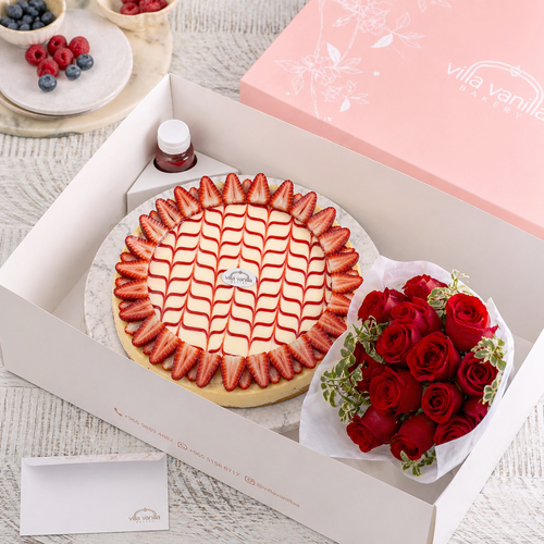 ‏  strawberry cheesecake with flowers