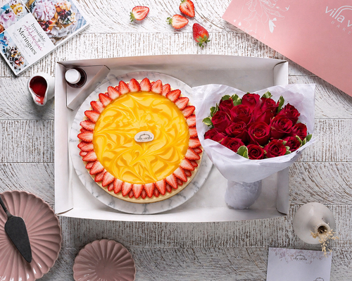 Strawberry cheesecake With flowers Bouque