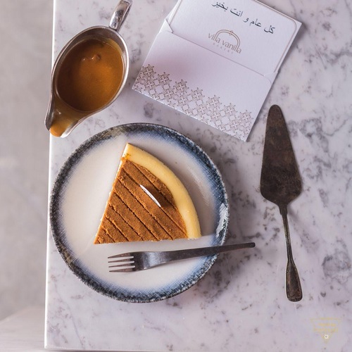 Lotus cheesecake with biscuit and flowers