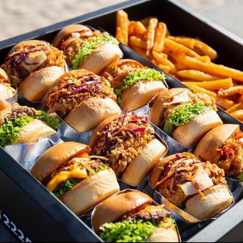 Sliders Gathering Box - 12 sliders of 4 crunchy chicken sliders, 4 coleslaw chicken sliders and 4 manhattan burger sliders served with fries. 
 اثنا عشر برجر سلايدر من 4 كرانشي تشكين سلايدر،4 كول سلو تشكين سلايدر و 4 مانهاتن برجر سلايدر، يقدم مع بطاطا مقلية.