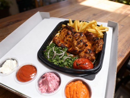 وجبة مسحب دجاج - 2 حبة فخد دجاج صغير ( مسحب دجاج ) + 4 أنواع صوص ( ثوم + ثوم حار + ثوم سماق + باربكيو )+ 2 خبز + بطاط + بقدونس + طماطم