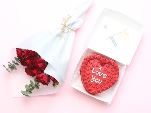 I Love You New Valentine Heart Bento Cake with small bunch of roses. - Lunch box cake size 4 inch serve 2. with spoon and candle with 2 pallon