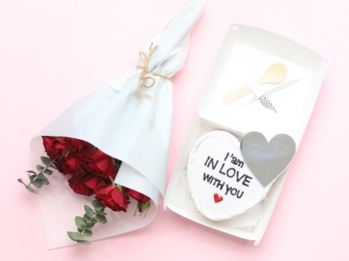 New White Heart Mirror Valentines Bento Cake With Small Bunch Of Flowers 004 - Lunch box cake size 4 inch serve 2. with spoon and candle with 2 pallone