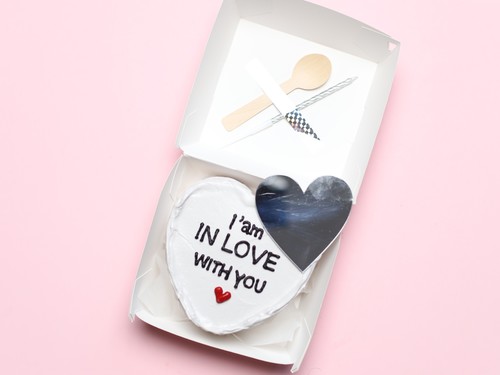 New White Heart Mirror Valentines Bento Cake 004 - Lunch box cake size 4 inch serve 2. with spoon and candle whit 2 pallone