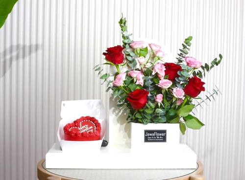 Valentines Day White Box Cake And Flowers - Mix red and pink flowers in white box with mini cake